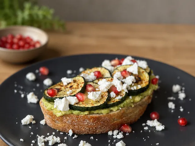 Avocadotoast met Gegrilde Courgette en Feta, toast met avocado, courgette en feta