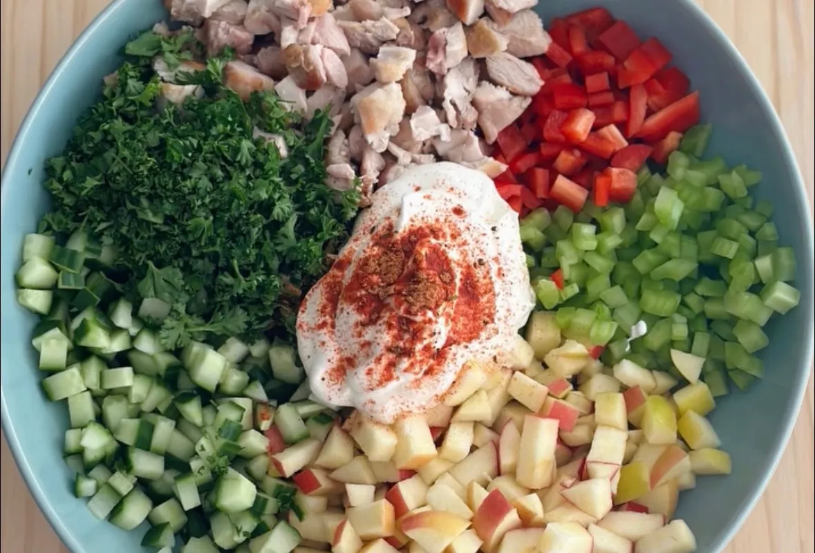 Frisse Kip-Appelsalade, Schaal met appel, kip, paprika, bleekselderij, komkommer