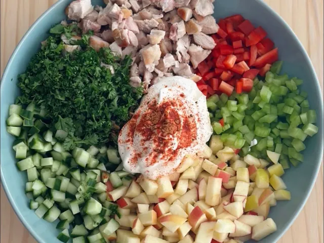 Frisse Kip-Appelsalade, Schaal met appel, kip, paprika, bleekselderij, komkommer
