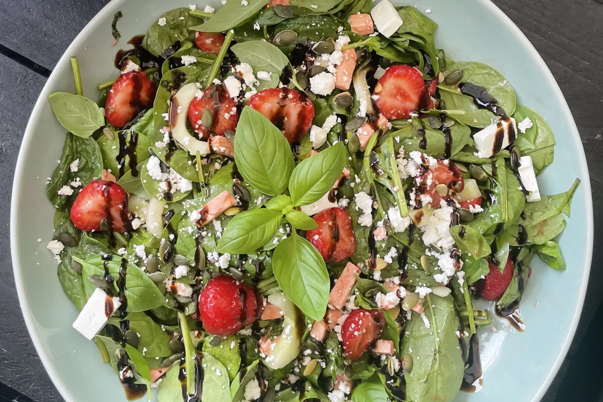 Aardbeiensalade met Geintenkaas, Salade in een schaal, bladspinazie, aardbeien, avocado, komkommer, geitenkaas, basilicum