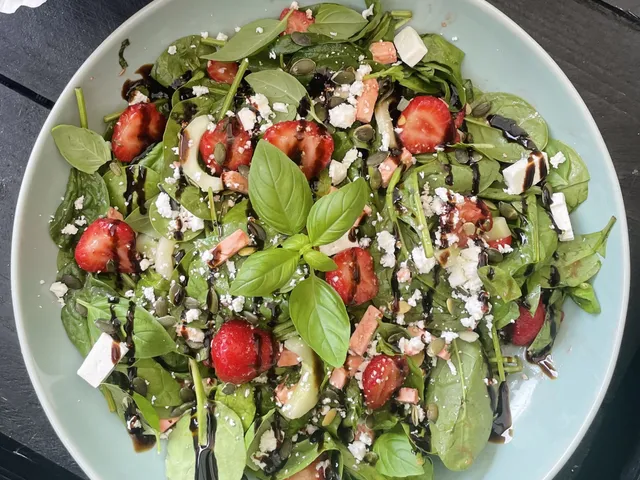Aardbeiensalade met Geintenkaas, Salade in een schaal, bladspinazie, aardbeien, avocado, komkommer, geitenkaas, basilicum