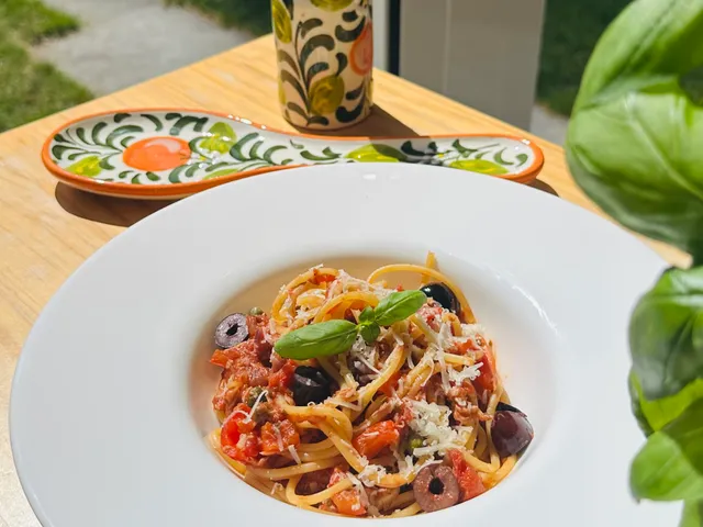 Spaghetti Puttanesca met Tonijn, bord spaghetti puttanesca met tonijn, olijven en kappertjes