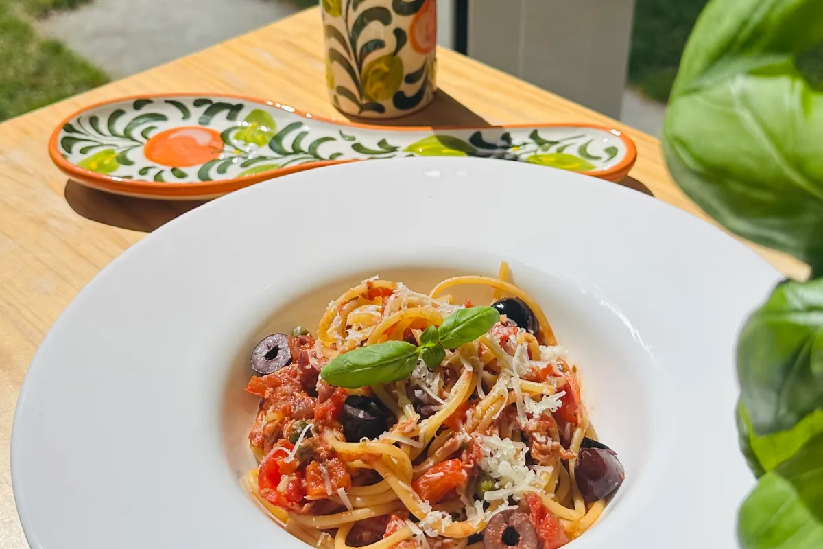 Spaghetti Puttanesca met Tonijn, bord spaghetti puttanesca met tonijn, olijven en kappertjes