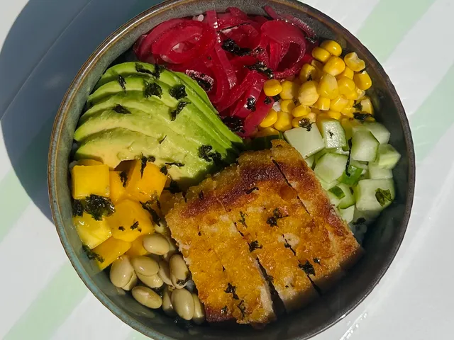 Poke Bowl met Krokante Kip, poke bowl met krokante kip en avocado