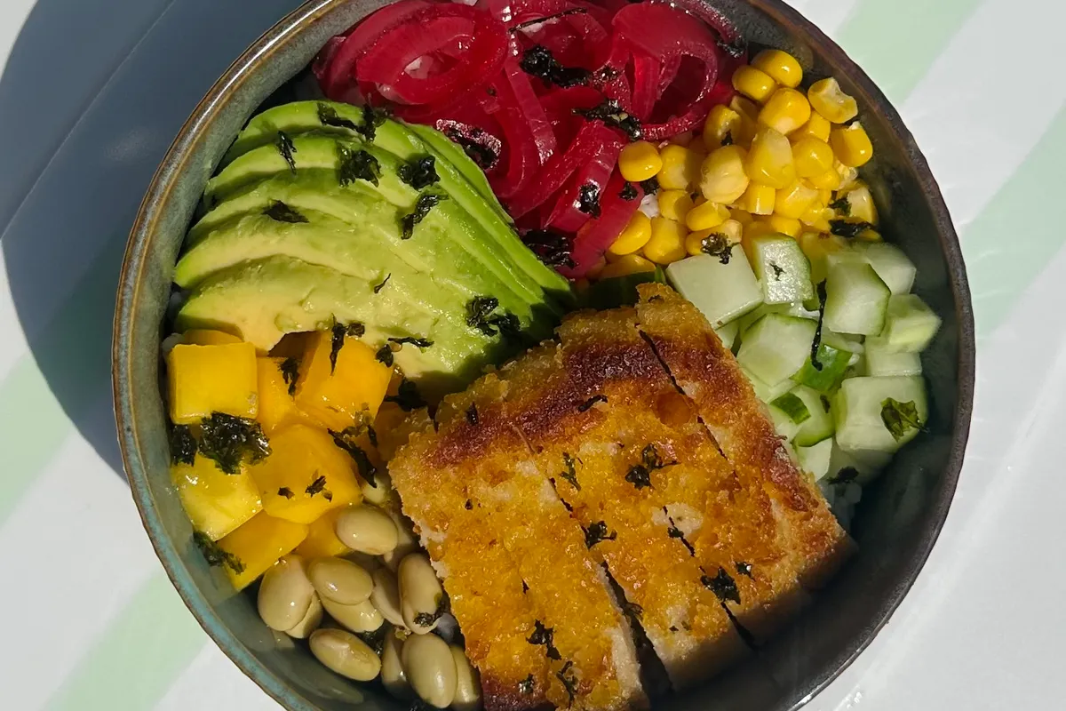 Poke Bowl met Krokante Kip, poke bowl met krokante kip en avocado