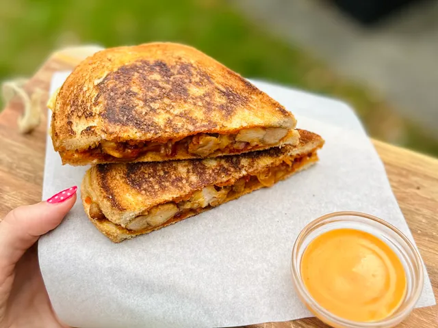 Spicy Chicken Tosti, Tosti op plank met pittige kip met bakje srirachia mayonaise