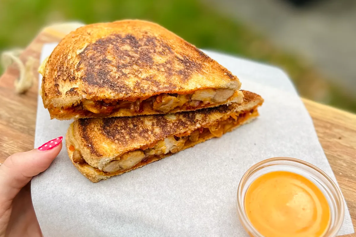 Spicy Chicken Tosti, Tosti op plank met pittige kip met bakje srirachia mayonaise