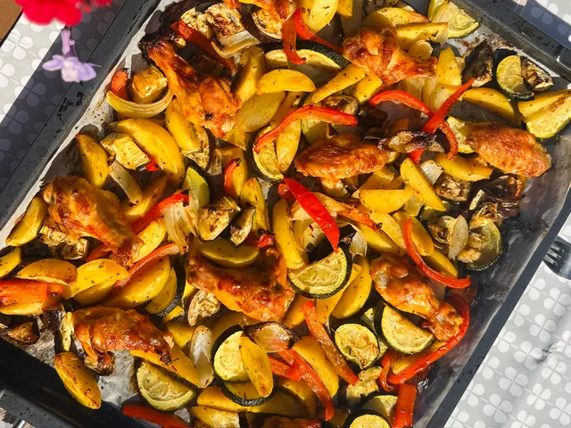 Traybake met Kip, Groenten en Aardappelpartjes, Bakplaat met kip, gegrilde groente, aardappel