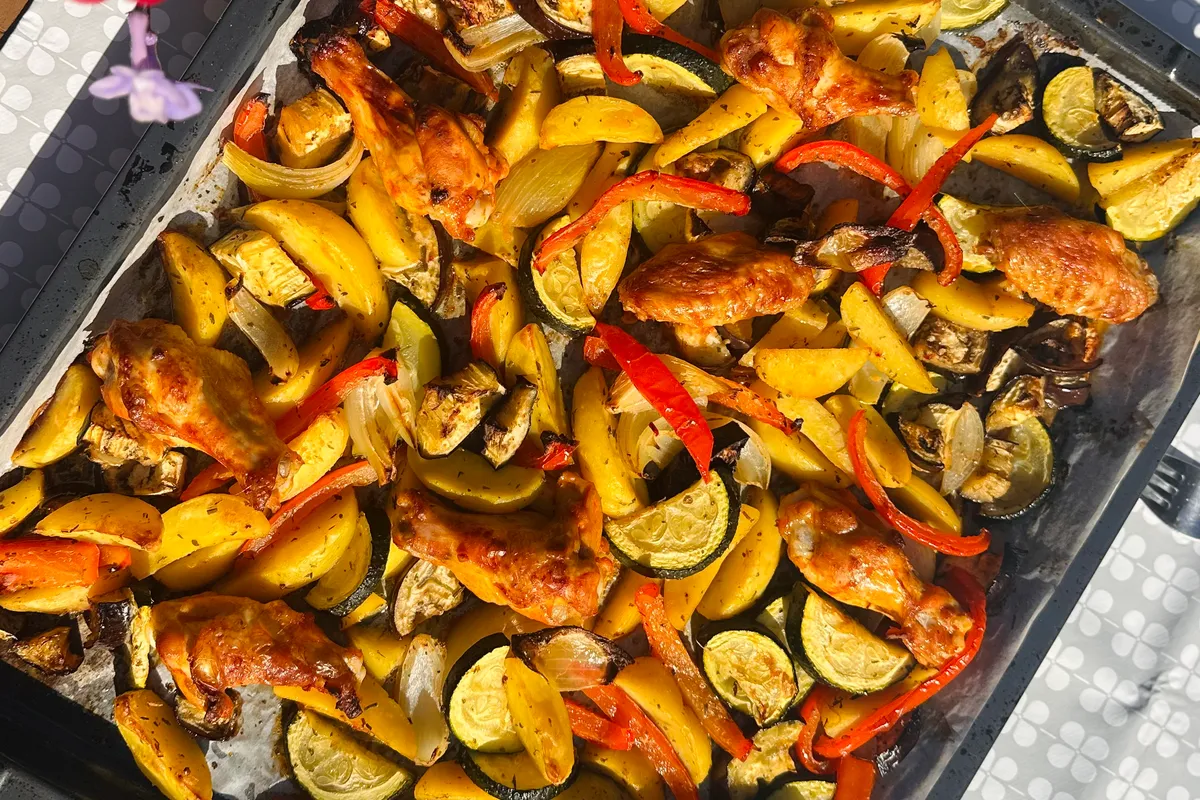 Traybake met Kip, Groenten en Aardappelpartjes, Bakplaat met kip, gegrilde groente, aardappel