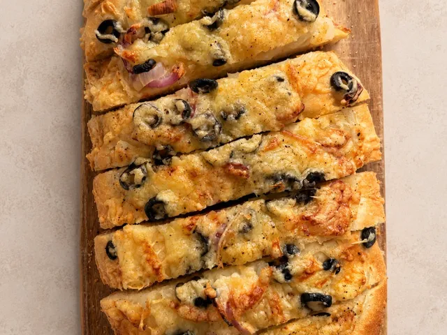 Uienkruier met Kaas en Olijven, Brood op een plank met uien, kaas en olijven