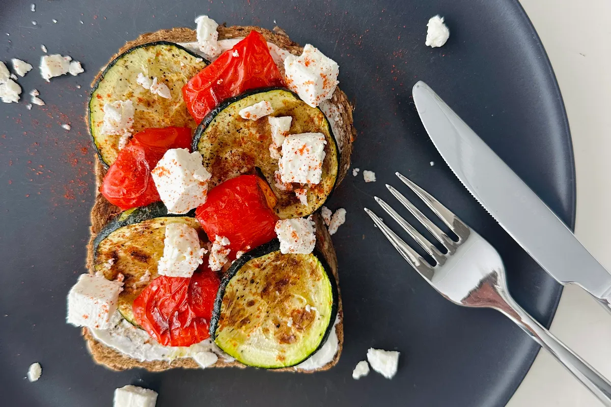 Veggie Toast, Brood op bord met gegrilde groente en feta