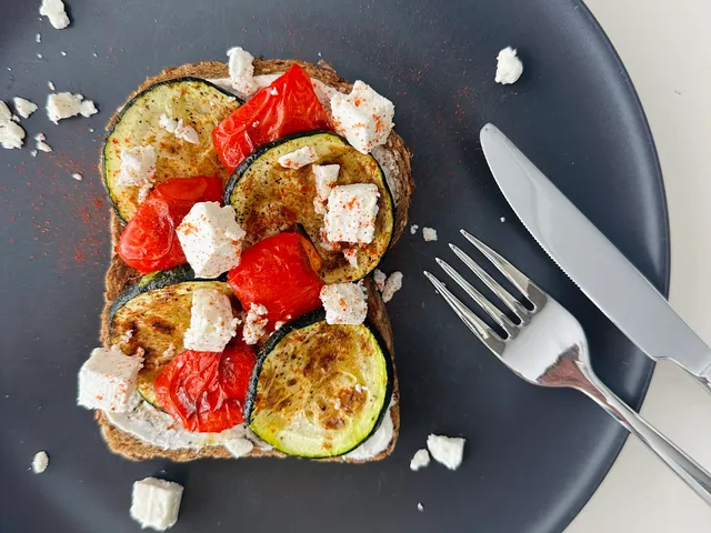 Veggie Toast, Brood op bord met gegrilde groente en feta