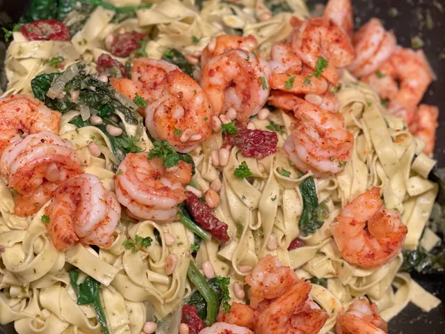 Tagliatelle met Gamba's, Pesto en Spinazie, Pan met pasta en gamba's