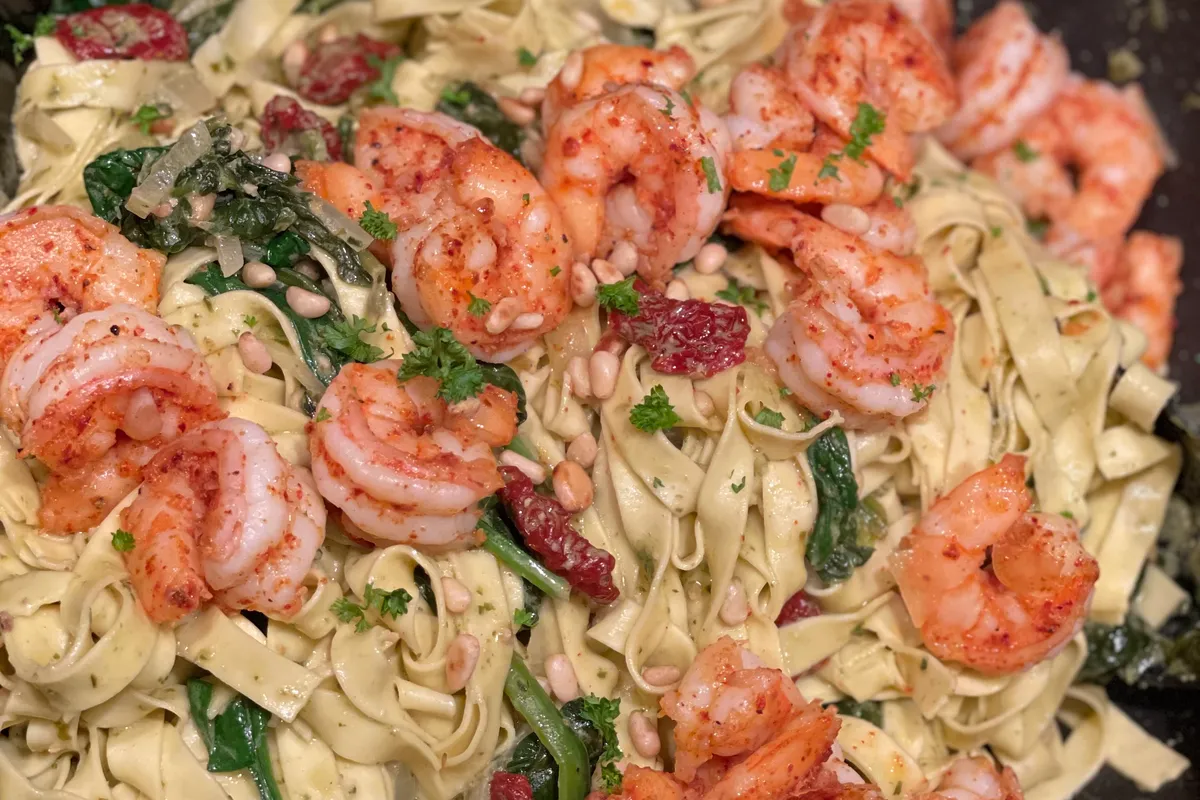 Tagliatelle met Gamba's, Pesto en Spinazie, Pan met pasta en gamba's