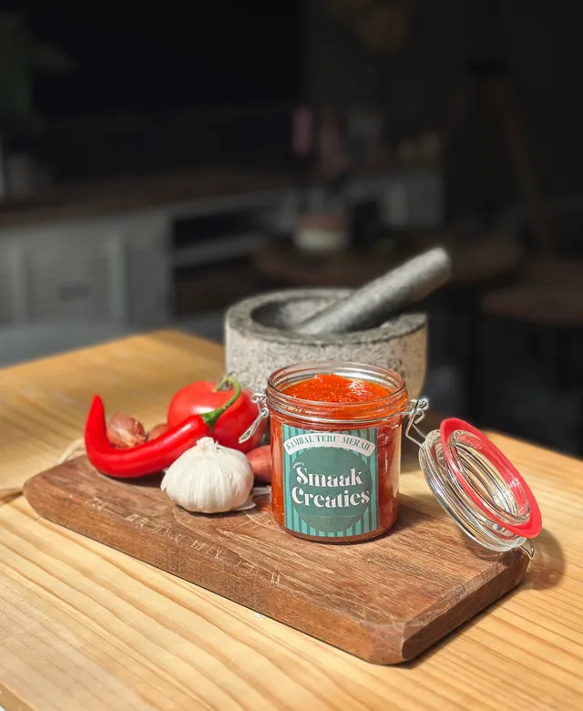 Amber's Smaak Creaties: een pot zelfgemaakte sambal, symbool voor haar keuken