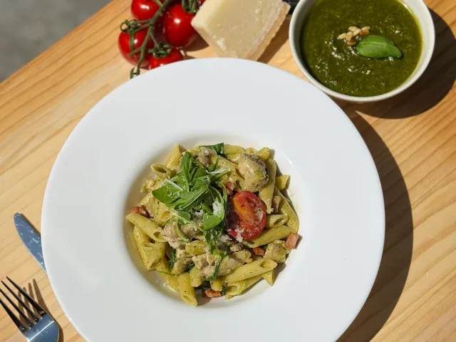 Romige Pestopasta met Kip en Spek, bord pestopasta met kip en spekjes