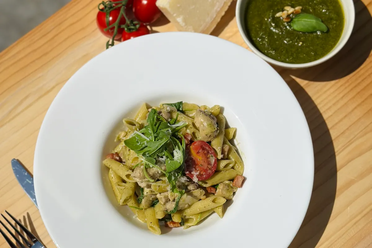 Romige Pestopasta met Kip en Spek, bord pestopasta met kip en spekjes