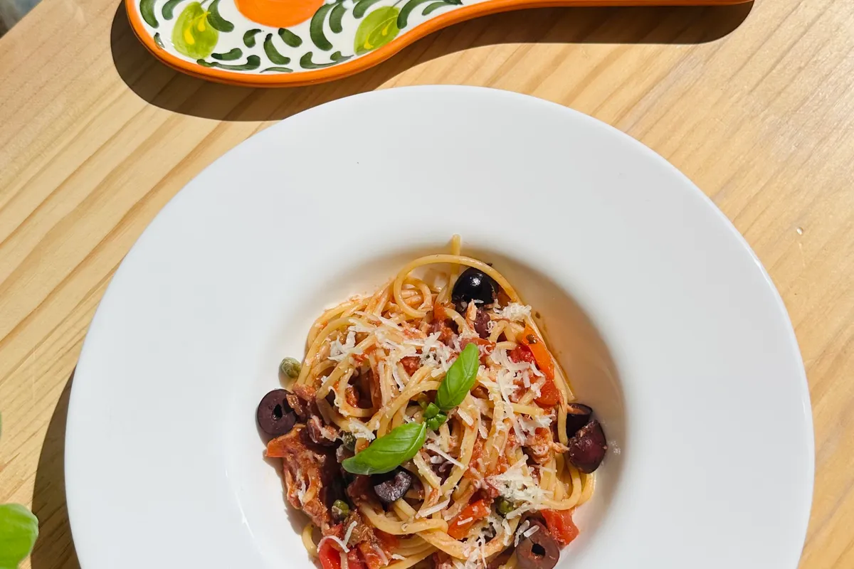 Spaghetti Puttanesca, bord spaghetti puttanesca met olijven en kappertjes
