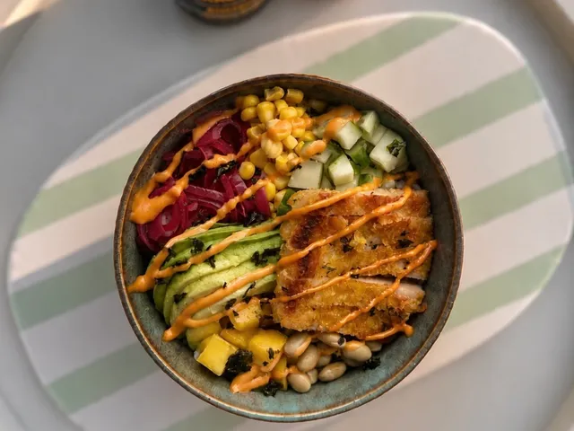 Poke Bowl met Krokante Kip, poke bowl met krokante kip en avocado