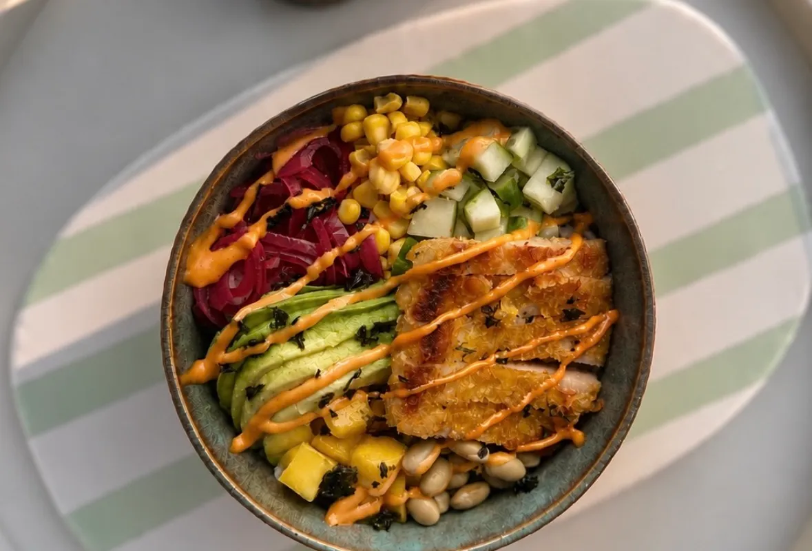 Poke Bowl met Krokante Kip, poke bowl met krokante kip en avocado