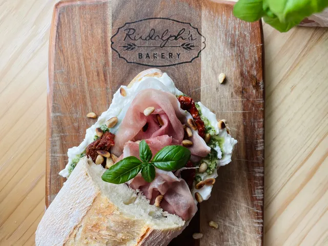 Burrata Sandwich met Prosciutto, sandwich met burrata en prosciutto