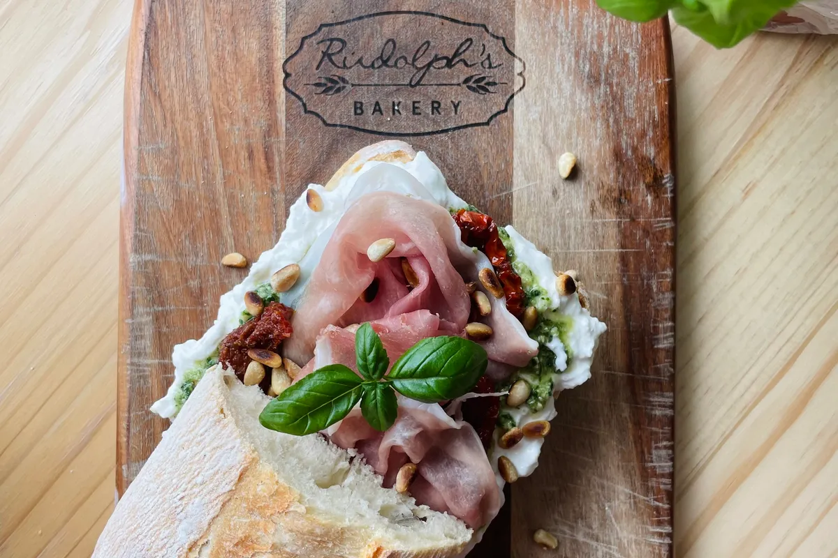Burrata Sandwich met Prosciutto, sandwich met burrata en prosciutto