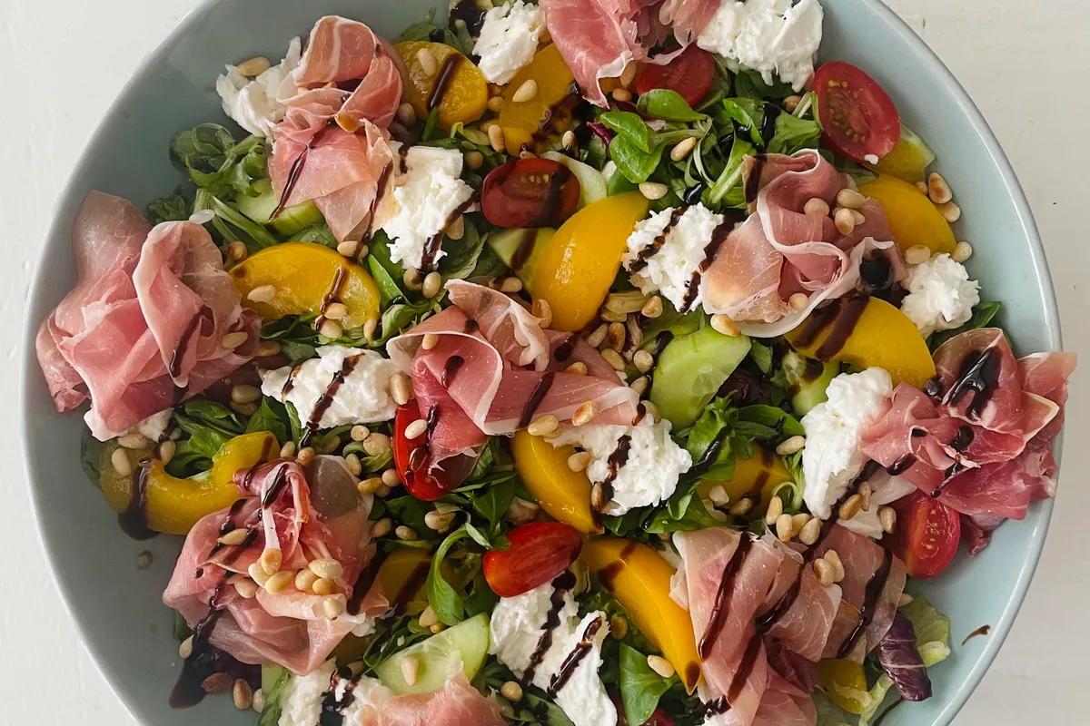 Perzik-Burratasalade met Prosciutto, salade met perzik, burrata en prosciutto