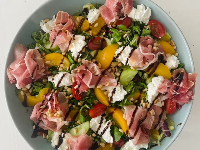 Perzik-Burratasalade met Prosciutto, salade met perzik, burrata en prosciutto